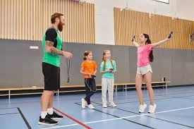 28年前的今天：阿森纳从巴黎签下了17岁的阿内尔卡